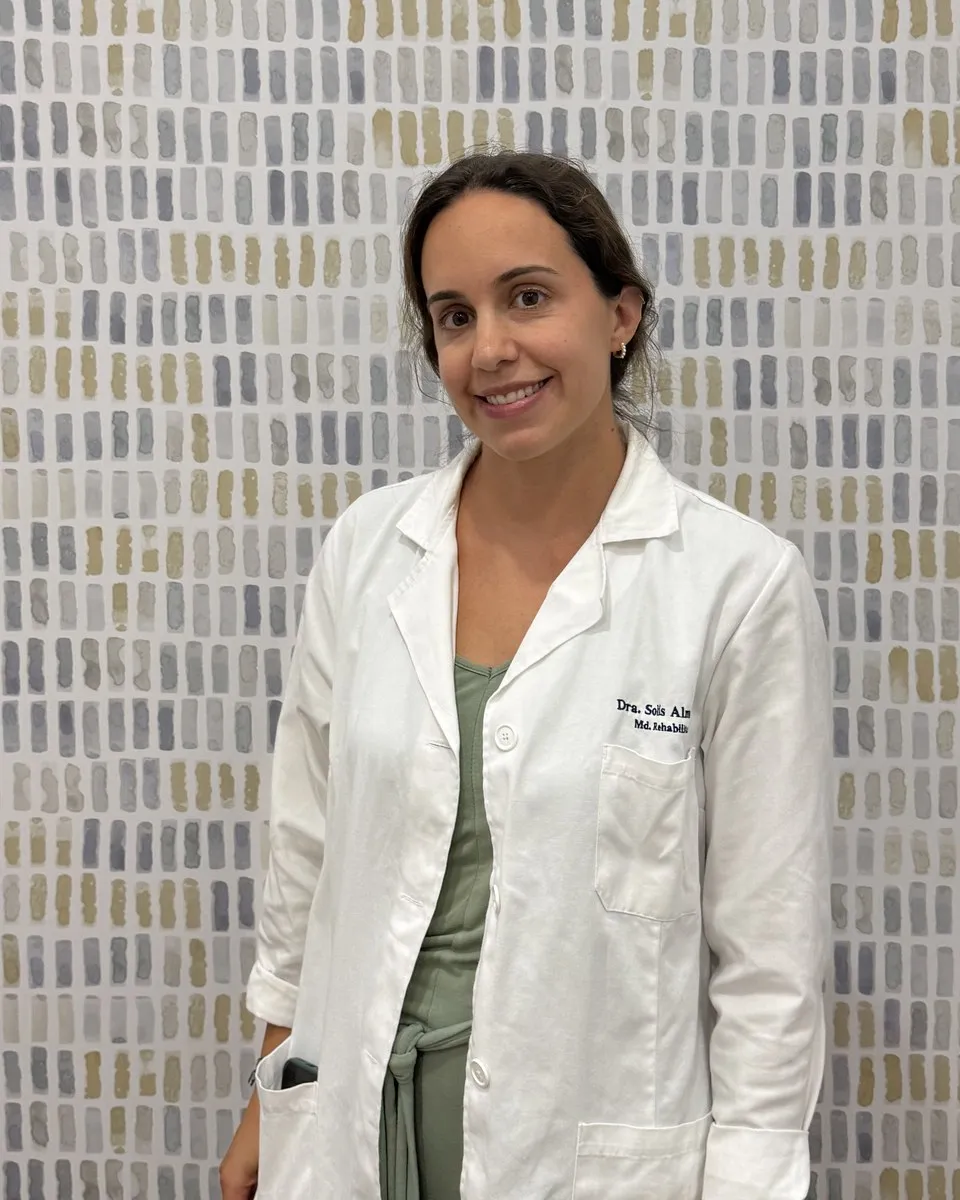 La Dra. Alba Solís, con bata, en una de las clínicas donde pasa consulta