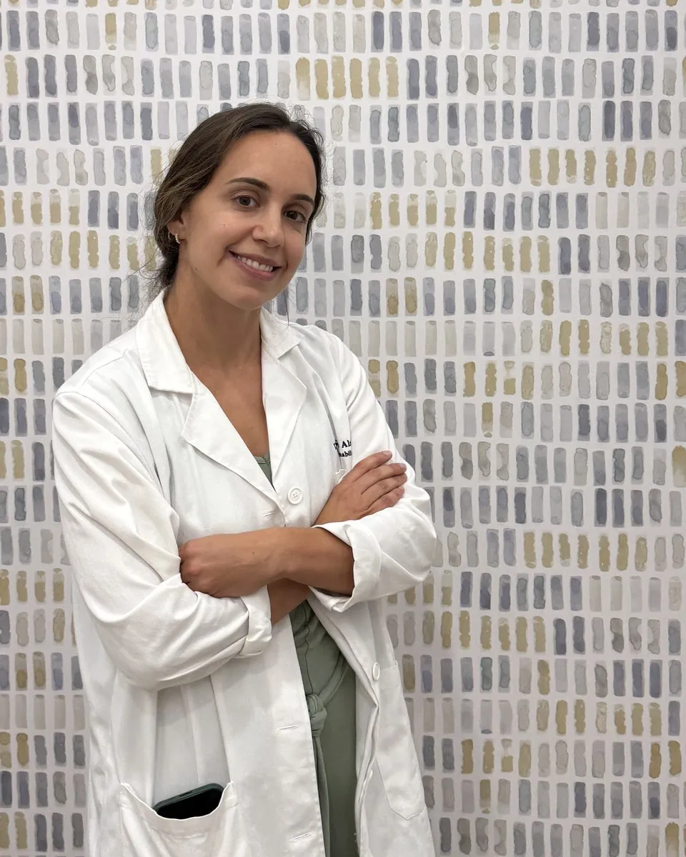 La Dra. Alba Solís, médico rehabilitador, en su consulta