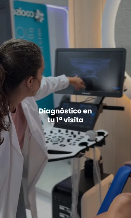 Dra. Alba Solís realizando una ecografía musculoesquelética